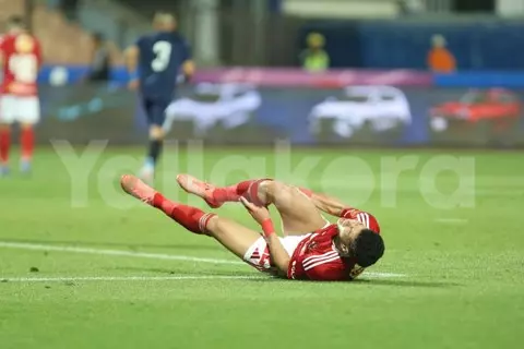 غادر محمولًا وهو يبكي.. إصابة إمام عاشور في مباراة الأهلي وإنبي